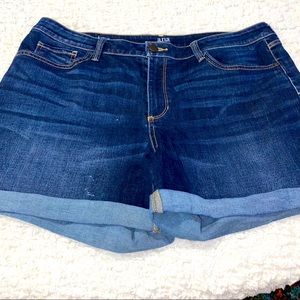 Women’s Ana Cuffed Denim Shorts. EUC Size 18 Blue.